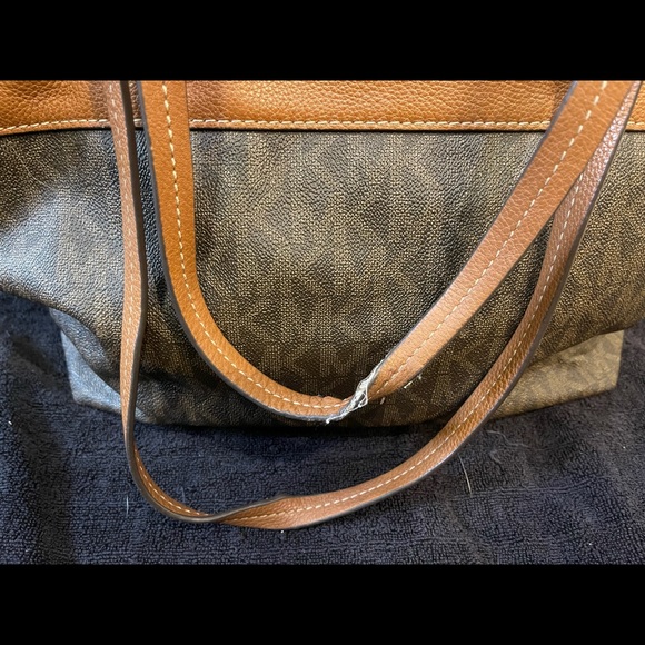 Used Coach bag, see pictures for arm strap needs to be fixed - Picture 6 of 8
